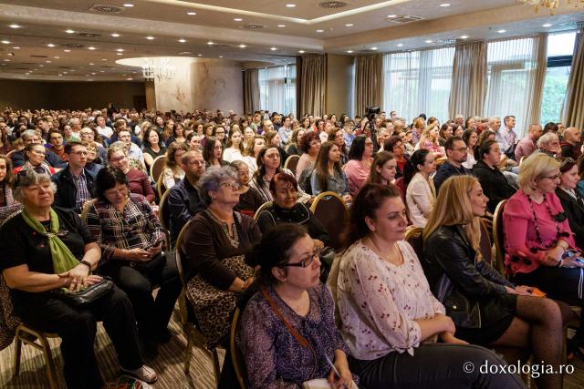 Părintele Constantin Necula a conferențiat la Târgul de carte LIBREX 2026