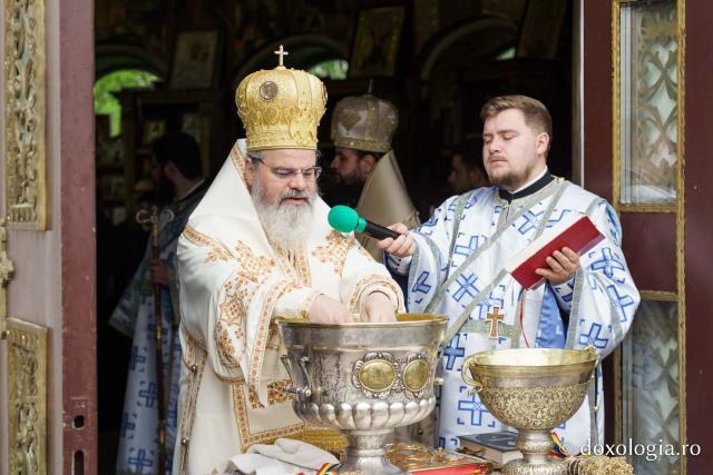 Hramul Mănăstirii Neamț a adunat numeroși pelerini din întreaga țară