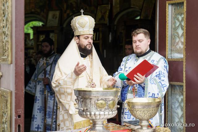 Hramul Mănăstirii Neamț a adunat numeroși pelerini din întreaga țară