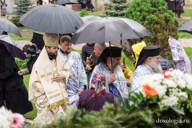 Hramul Mănăstirii Neamț a adunat numeroși pelerini din întreaga țară