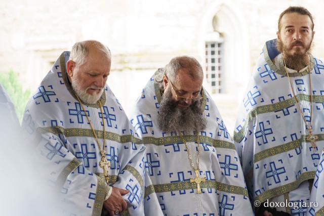 Hramul Mănăstirii Neamț a adunat numeroși pelerini din întreaga țară