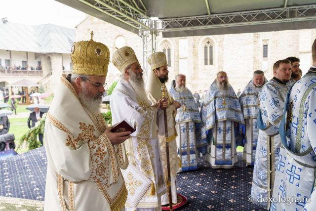 Hramul Mănăstirii Neamț a adunat numeroși pelerini din întreaga țară