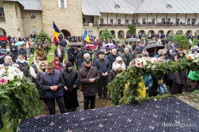 Hramul Mănăstirii Neamț a adunat numeroși pelerini din întreaga țară