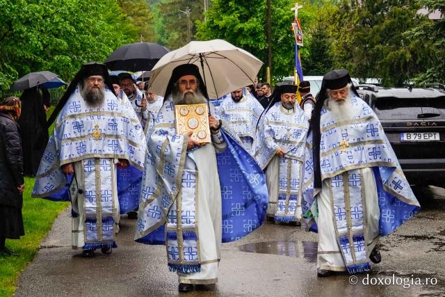 Hramul Mănăstirii Neamț a adunat numeroși pelerini din întreaga țară