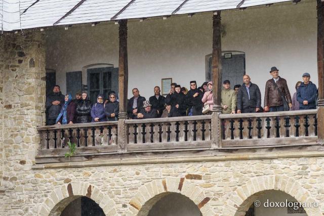 Hramul Mănăstirii Neamț a adunat numeroși pelerini din întreaga țară