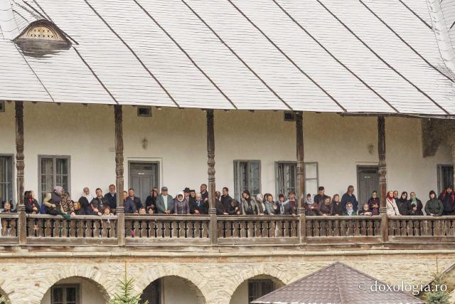 Hramul Mănăstirii Neamț a adunat numeroși pelerini din întreaga țară