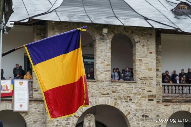 Hramul Mănăstirii Neamț a adunat numeroși pelerini din întreaga țară