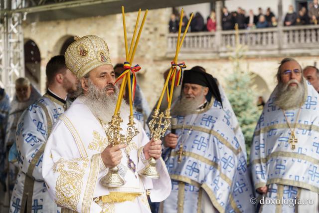 Hramul Mănăstirii Neamț a adunat numeroși pelerini din întreaga țară