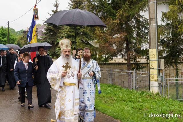 Hramul Mănăstirii Neamț a adunat numeroși pelerini din întreaga țară