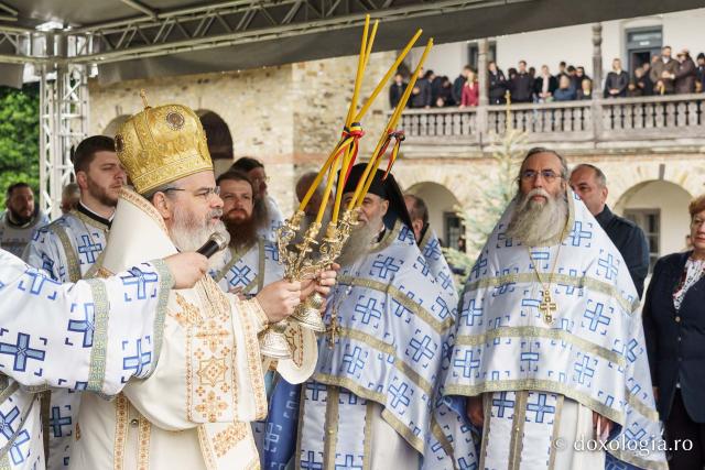 Hramul Mănăstirii Neamț a adunat numeroși pelerini din întreaga țară