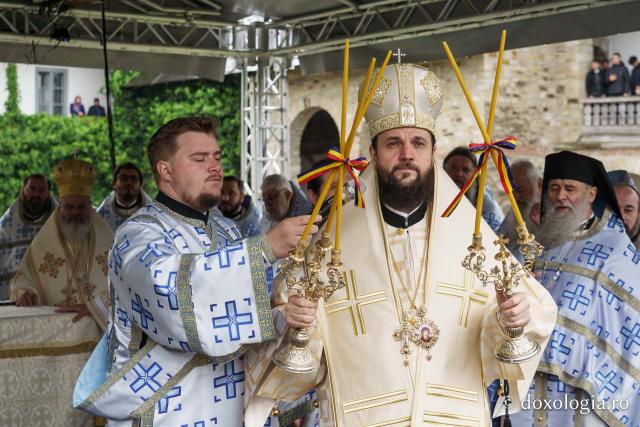 Hramul Mănăstirii Neamț a adunat numeroși pelerini din întreaga țară