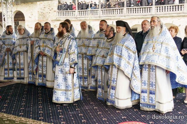 Hramul Mănăstirii Neamț a adunat numeroși pelerini din întreaga țară