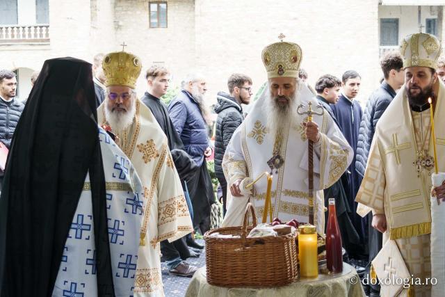 Hramul Mănăstirii Neamț a adunat numeroși pelerini din întreaga țară