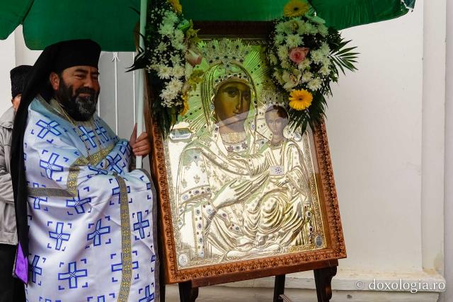 Hramul Mănăstirii Neamț a adunat numeroși pelerini din întreaga țară