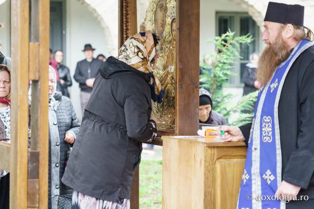 Hramul Mănăstirii Neamț a adunat numeroși pelerini din întreaga țară