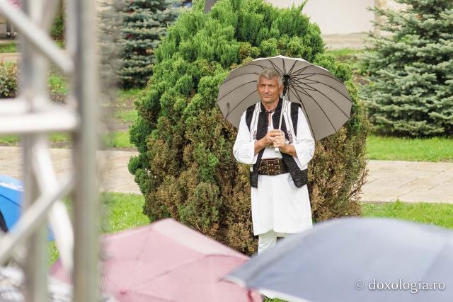Hramul Mănăstirii Neamț a adunat numeroși pelerini din întreaga țară