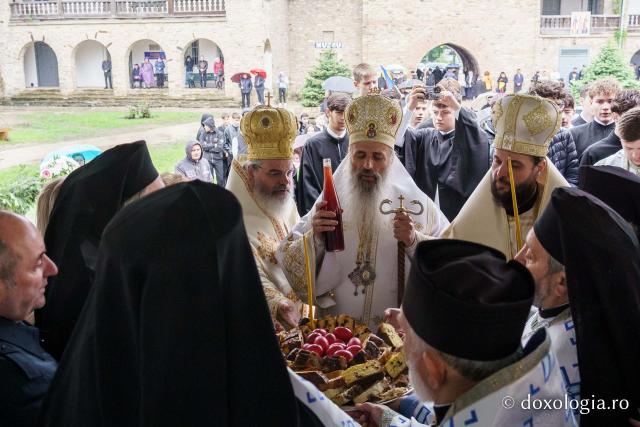 Hramul Mănăstirii Neamț a adunat numeroși pelerini din întreaga țară