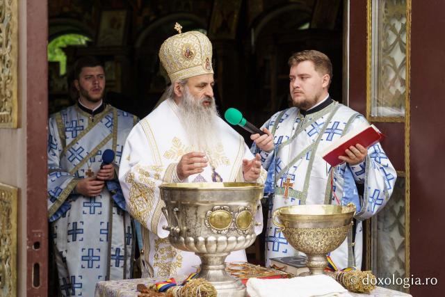 Hramul Mănăstirii Neamț a adunat numeroși pelerini din întreaga țară