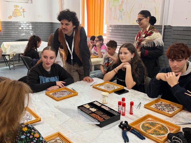 Copiii din Botoșani au descoperit arta mozaicului în cadrul Atelierului Eikon – IBMF 2026