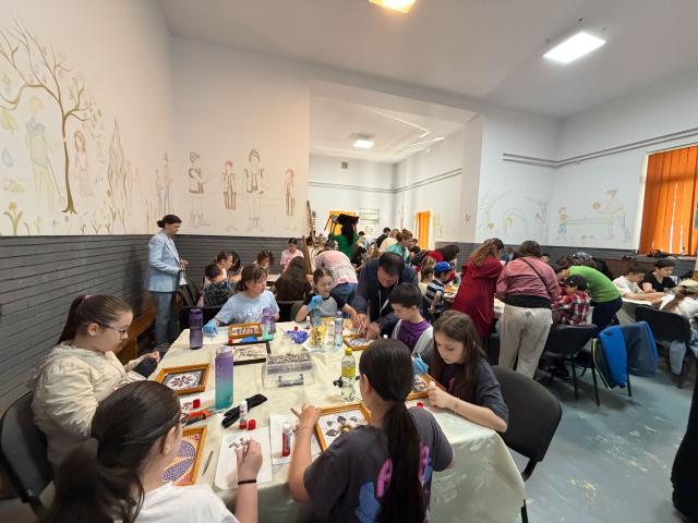 Copiii din Botoșani au descoperit arta mozaicului în cadrul Atelierului Eikon – IBMF 2026