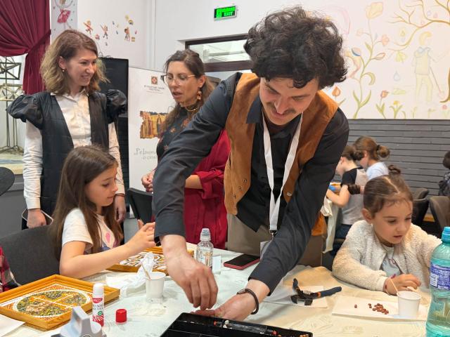 Copiii din Botoșani au descoperit arta mozaicului în cadrul Atelierului Eikon – IBMF 2026