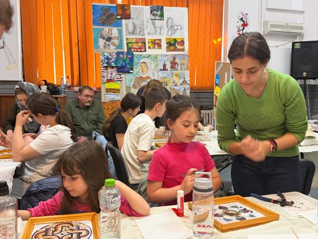 Copiii din Botoșani au descoperit arta mozaicului în cadrul Atelierului Eikon – IBMF 2026