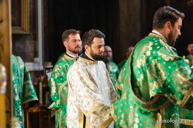 Praznicul Cincizecimii, la Catedrala Mitropolitană din Iași: „Omul așezat sub adumbrirea Duhului Sfânt este omul cu rugăciune curată și continuă”