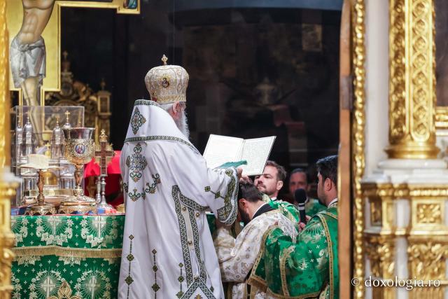 Praznicul Cincizecimii, la Catedrala Mitropolitană din Iași: „Omul așezat sub adumbrirea Duhului Sfânt este omul cu rugăciune curată și continuă”