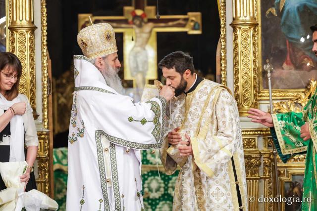Praznicul Cincizecimii, la Catedrala Mitropolitană din Iași: „Omul așezat sub adumbrirea Duhului Sfânt este omul cu rugăciune curată și continuă”