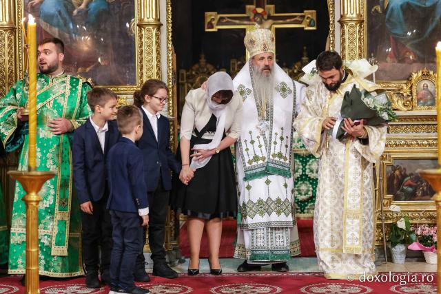 Praznicul Cincizecimii, la Catedrala Mitropolitană din Iași: „Omul așezat sub adumbrirea Duhului Sfânt este omul cu rugăciune curată și continuă”