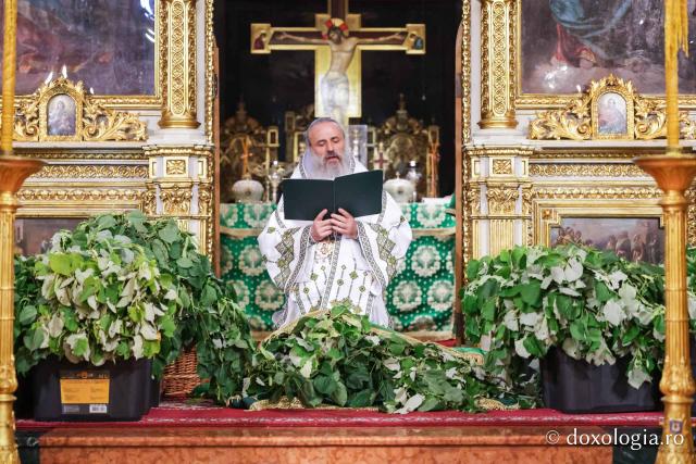 Praznicul Cincizecimii, la Catedrala Mitropolitană din Iași: „Omul așezat sub adumbrirea Duhului Sfânt este omul cu rugăciune curată și continuă”