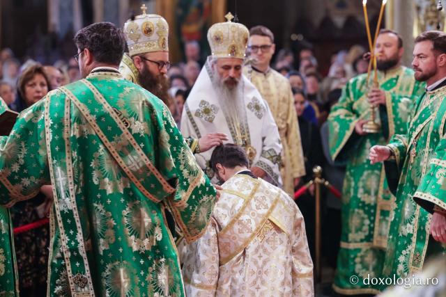 Praznicul Cincizecimii, la Catedrala Mitropolitană din Iași: „Omul așezat sub adumbrirea Duhului Sfânt este omul cu rugăciune curată și continuă”