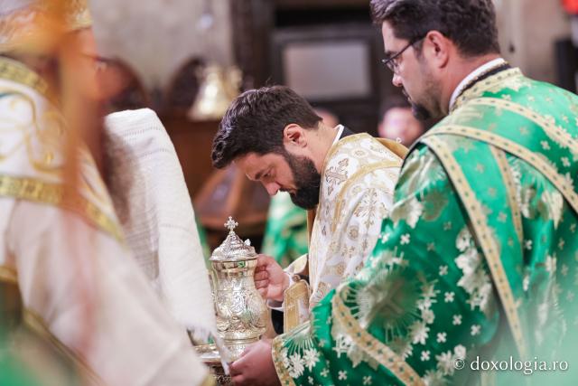 Praznicul Cincizecimii, la Catedrala Mitropolitană din Iași: „Omul așezat sub adumbrirea Duhului Sfânt este omul cu rugăciune curată și continuă”