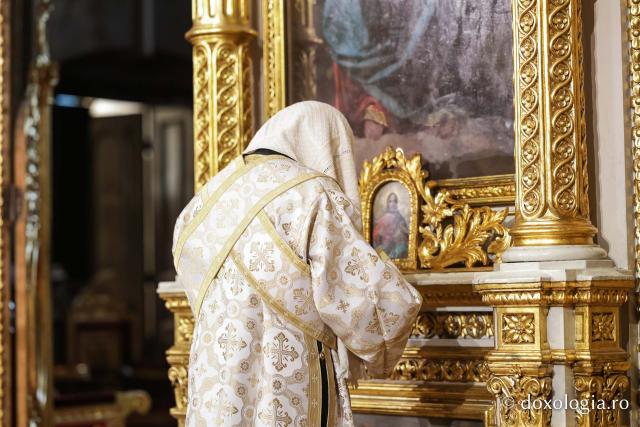 Praznicul Cincizecimii, la Catedrala Mitropolitană din Iași: „Omul așezat sub adumbrirea Duhului Sfânt este omul cu rugăciune curată și continuă”