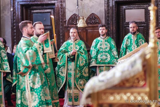 Praznicul Cincizecimii, la Catedrala Mitropolitană din Iași: „Omul așezat sub adumbrirea Duhului Sfânt este omul cu rugăciune curată și continuă”