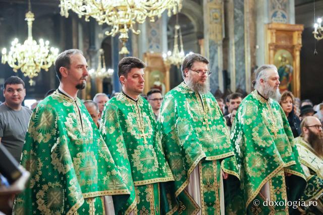 Praznicul Cincizecimii, la Catedrala Mitropolitană din Iași: „Omul așezat sub adumbrirea Duhului Sfânt este omul cu rugăciune curată și continuă”