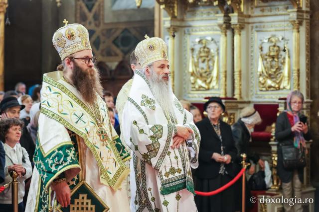 Praznicul Cincizecimii, la Catedrala Mitropolitană din Iași: „Omul așezat sub adumbrirea Duhului Sfânt este omul cu rugăciune curată și continuă”