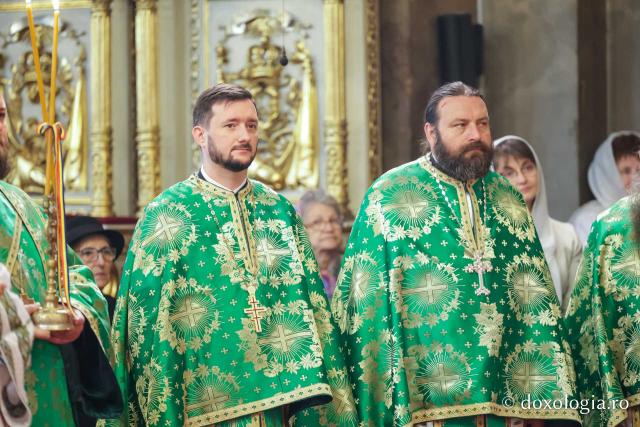 Praznicul Cincizecimii, la Catedrala Mitropolitană din Iași: „Omul așezat sub adumbrirea Duhului Sfânt este omul cu rugăciune curată și continuă”