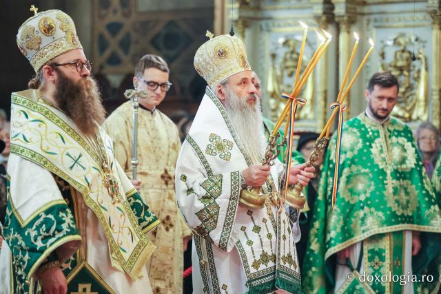 Praznicul Cincizecimii, la Catedrala Mitropolitană din Iași: „Omul așezat sub adumbrirea Duhului Sfânt este omul cu rugăciune curată și continuă”