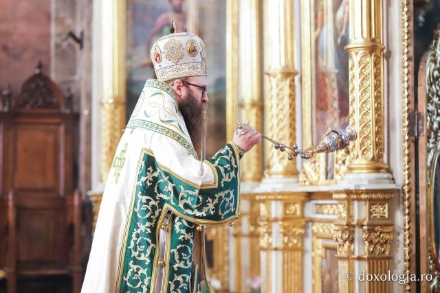 Praznicul Cincizecimii, la Catedrala Mitropolitană din Iași: „Omul așezat sub adumbrirea Duhului Sfânt este omul cu rugăciune curată și continuă”