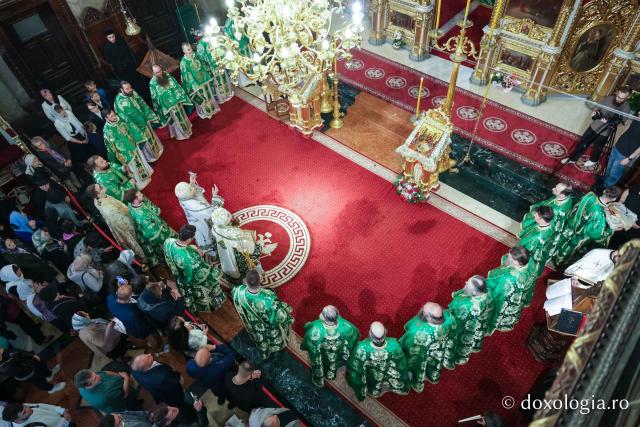 Praznicul Cincizecimii, la Catedrala Mitropolitană din Iași: „Omul așezat sub adumbrirea Duhului Sfânt este omul cu rugăciune curată și continuă”