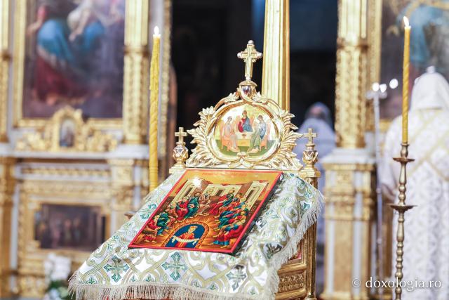 Praznicul Cincizecimii, la Catedrala Mitropolitană din Iași: „Omul așezat sub adumbrirea Duhului Sfânt este omul cu rugăciune curată și continuă”