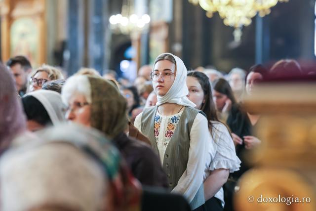 Praznicul Cincizecimii, la Catedrala Mitropolitană din Iași: „Omul așezat sub adumbrirea Duhului Sfânt este omul cu rugăciune curată și continuă”