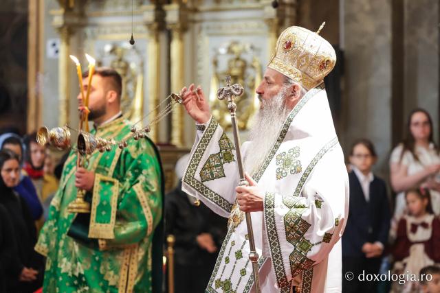 Praznicul Cincizecimii, la Catedrala Mitropolitană din Iași: „Omul așezat sub adumbrirea Duhului Sfânt este omul cu rugăciune curată și continuă”