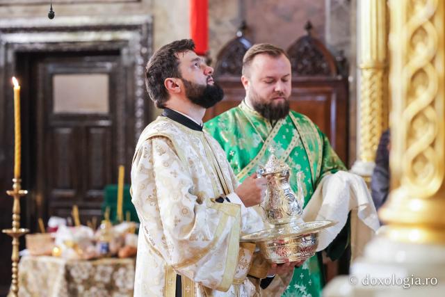 Praznicul Cincizecimii, la Catedrala Mitropolitană din Iași: „Omul așezat sub adumbrirea Duhului Sfânt este omul cu rugăciune curată și continuă”