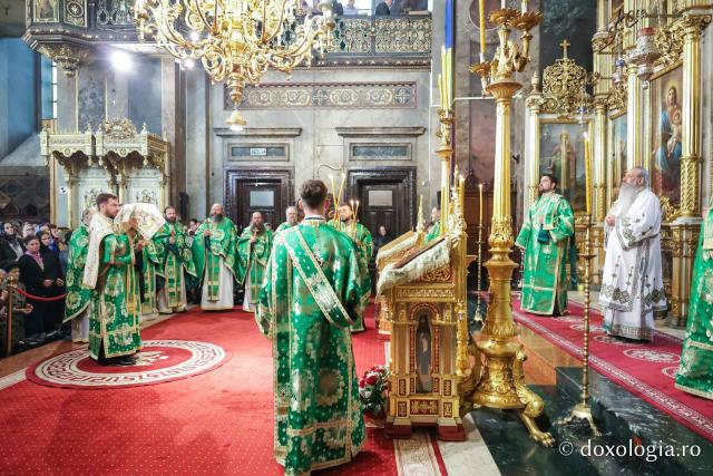 Praznicul Cincizecimii, la Catedrala Mitropolitană din Iași: „Omul așezat sub adumbrirea Duhului Sfânt este omul cu rugăciune curată și continuă”