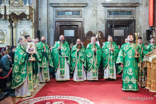 Praznicul Cincizecimii, la Catedrala Mitropolitană din Iași: „Omul așezat sub adumbrirea Duhului Sfânt este omul cu rugăciune curată și continuă”