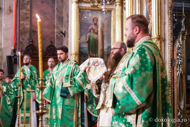 Praznicul Cincizecimii, la Catedrala Mitropolitană din Iași: „Omul așezat sub adumbrirea Duhului Sfânt este omul cu rugăciune curată și continuă”