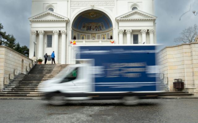 Prima bucătărie socială mobilă din Iași iese în stradă: 500 de mese calde, în fiecare joi, pentru cei care au mai mare nevoie