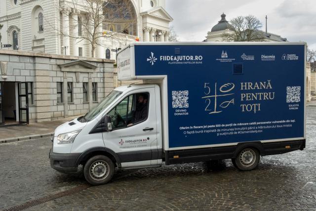Prima bucătărie socială mobilă din Iași iese în stradă: 500 de mese calde, în fiecare joi, pentru cei care au mai mare nevoie